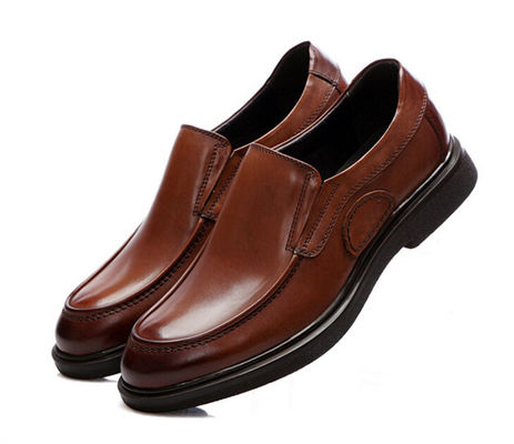 Biznesowe buty z miękką podeszwą, męskie buty z brązową skórą.