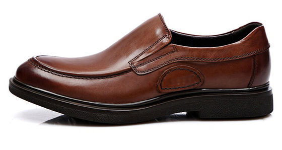 Biznesowe buty z miękką podeszwą, męskie buty z brązową skórą.