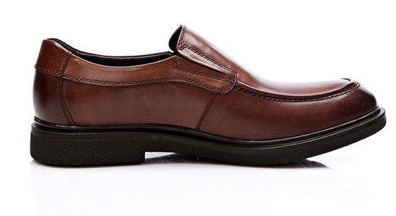 Biznesowe buty z miękką podeszwą, męskie buty z brązową skórą.