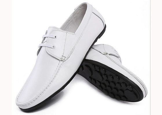 Biała krowiana skóra, buty biznesowe, oryginalny design, nowoczesne buty dla mężczyzn.