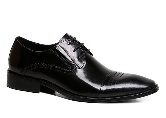 Mężczyźni z okrągłymi palcami, czarne buty, modne buty dla mężczyzn.