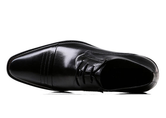 Mężczyźni z okrągłymi palcami, czarne buty, modne buty dla mężczyzn.