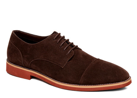 Klasyczne prawdziwe skórzane buty, kolorowe buty, brązowe buty.