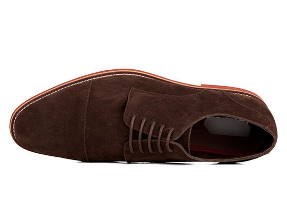 Klasyczne prawdziwe skórzane buty, kolorowe buty, brązowe buty.