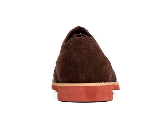 Klasyczne prawdziwe skórzane buty, kolorowe buty, brązowe buty.