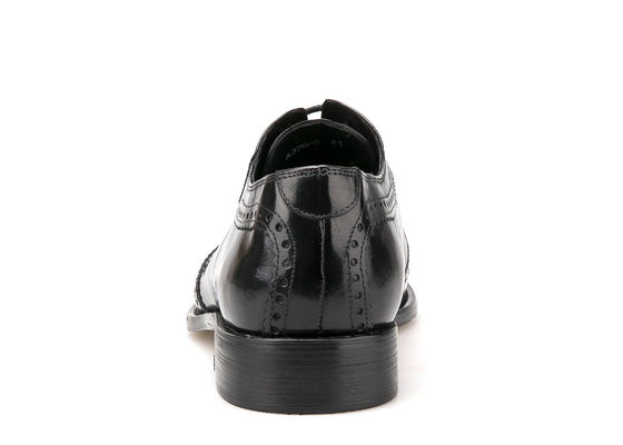 Mężczyźni sprzedają skórzane buty formalne, ostre palce, męskie buty na ślub.