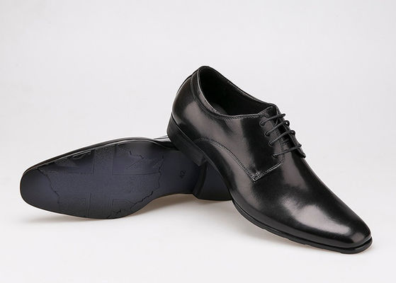 Skóra krowieca, sznurówka, buty Derby, płaskie obcasy, miękkie męskie, czarne buty formalne.