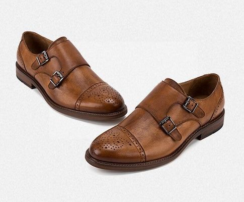 Wyróżniają się designerowskimi butami dla mężczyzn, butami do chodzenia.