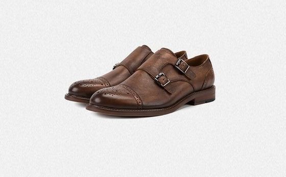 Wyróżniają się designerowskimi butami dla mężczyzn, butami do chodzenia.
