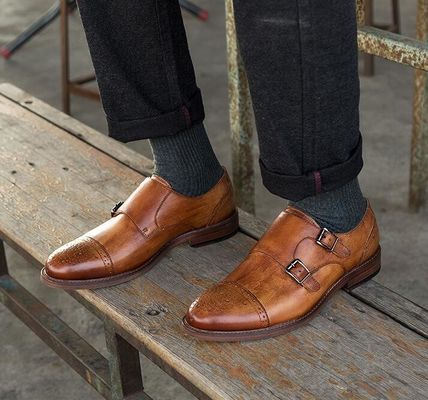 Wyróżniają się designerowskimi butami dla mężczyzn, butami do chodzenia.