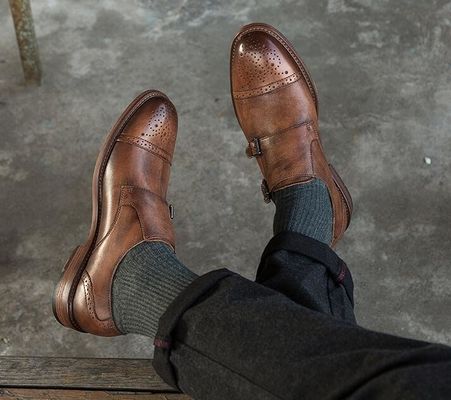 Wyróżniają się designerowskimi butami dla mężczyzn, butami do chodzenia.