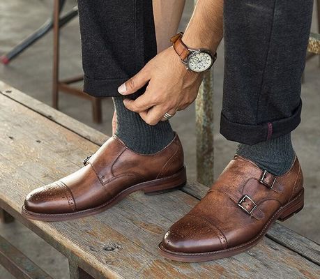Wyróżniają się designerowskimi butami dla mężczyzn, butami do chodzenia.