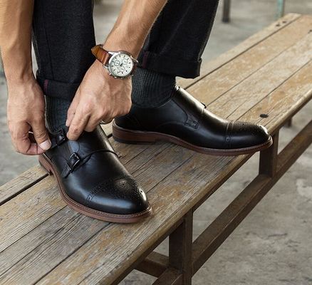 Wyróżniają się designerowskimi butami dla mężczyzn, butami do chodzenia.