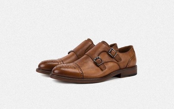 Wyróżniają się designerowskimi butami dla mężczyzn, butami do chodzenia.
