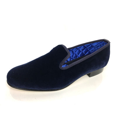 Buty z wzorem, buty z owczej skóry, futerki z aksamitnej sukienki.