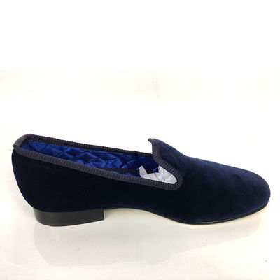 Buty z wzorem, buty z owczej skóry, futerki z aksamitnej sukienki.