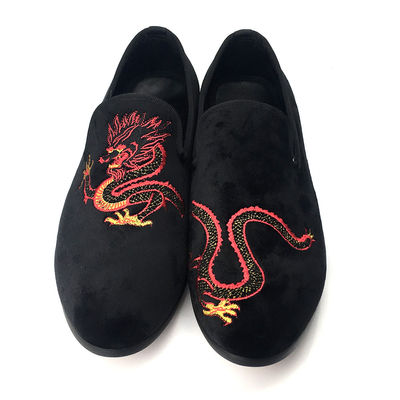 Slip On Mężczyźni Czarny Suede Tassel Loafers Z Czerwoną Skórą