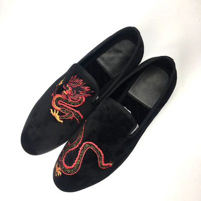 Slip On Mężczyźni Czarny Suede Tassel Loafers Z Czerwoną Skórą
