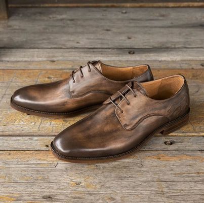 Pracownicy biurowi, buty, włoskie buty.