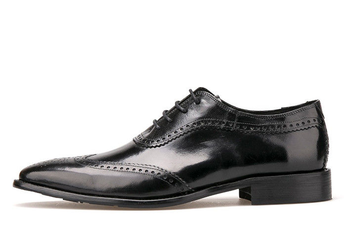 Mężczyźni sprzedają skórzane buty formalne, ostre palce, męskie buty na ślub.